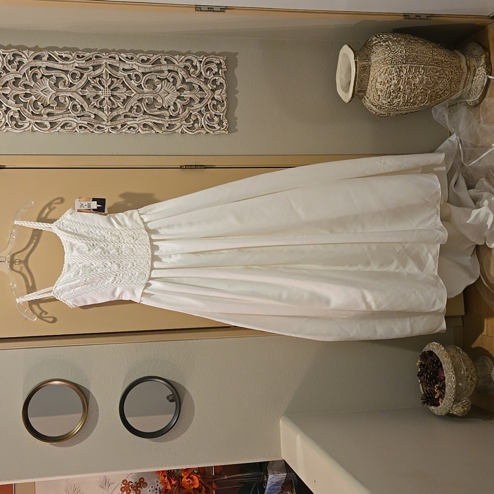Jessica McClintock Creamy White Santin Size 6 Wedding Gown with Adjustable Train
